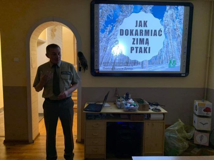 Pan Piotr omawia prezentację jak dokarmiać ptaki zimą.