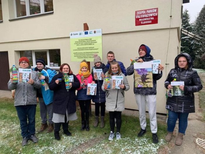 Uczestnicy warsztatów edukacyjno-przyrodniczych przed siedzibą Zespołu Parków Krajobrazowych.