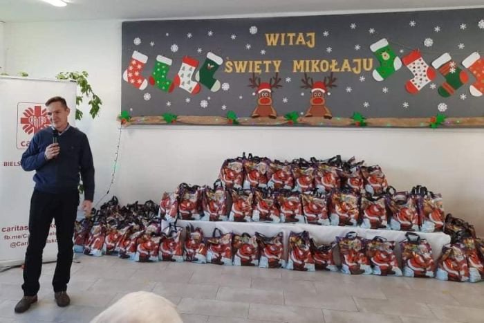 Prezenty mikołajkowe od Caritas Bielsko-Żywieckiej i Liceum Ogólnokształcącego Katolickiego Towarzystwa Kulturalnego z Bielska- Białej.