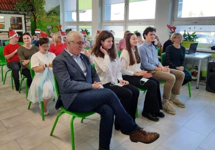 Goście z Liceum Ogólnokształcącego oglądają występy artystyczne uczniów naszej szkoły.