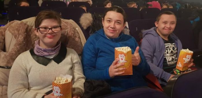 Uczniowie delektują się popcornem w kinie 