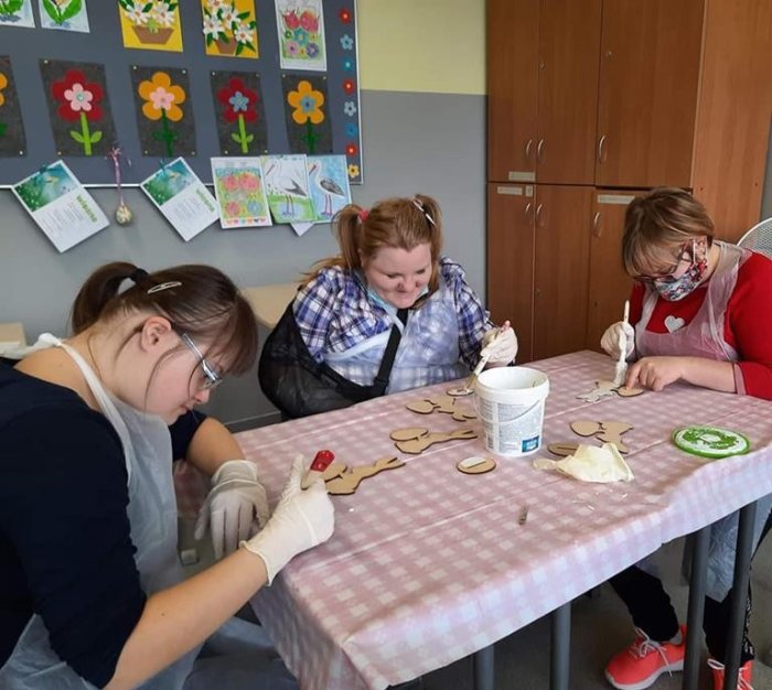 Uczennice wykonują zające metodą decoupage