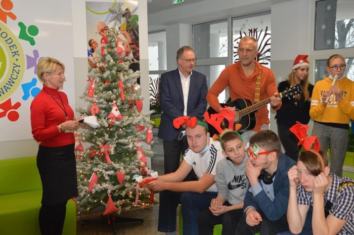 Wspólne spotkanie przy choince. 