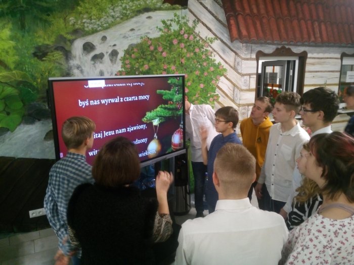 Wspólne kolędowanie wychowanków z wychowawcami.