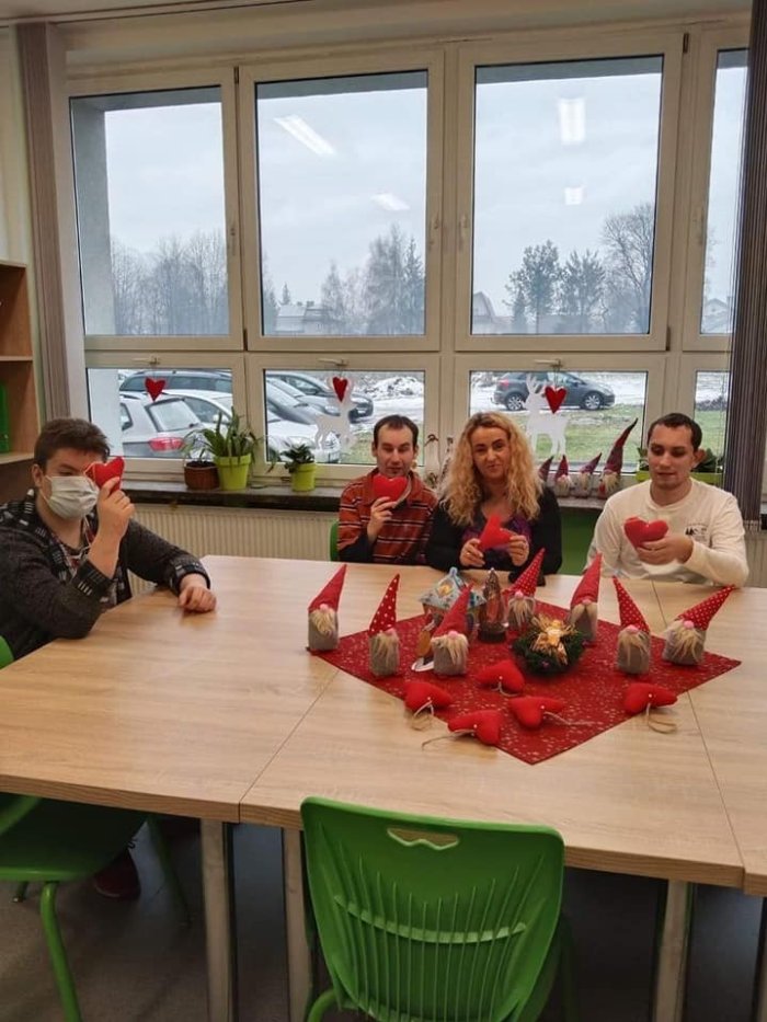 Uczniowie przezentują swoje dzieła. 