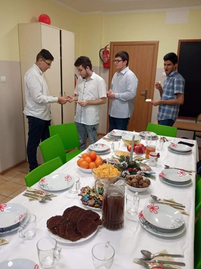 Uczniowie skłądają sobie życzenia. 