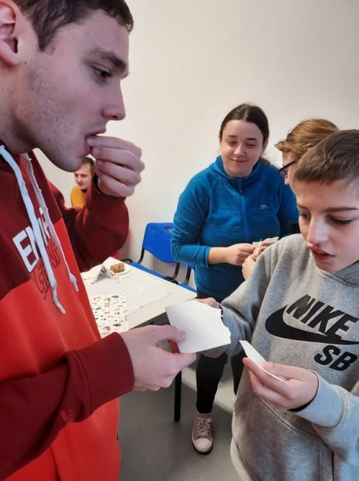 Uczniowie składają sobie życzenia. 