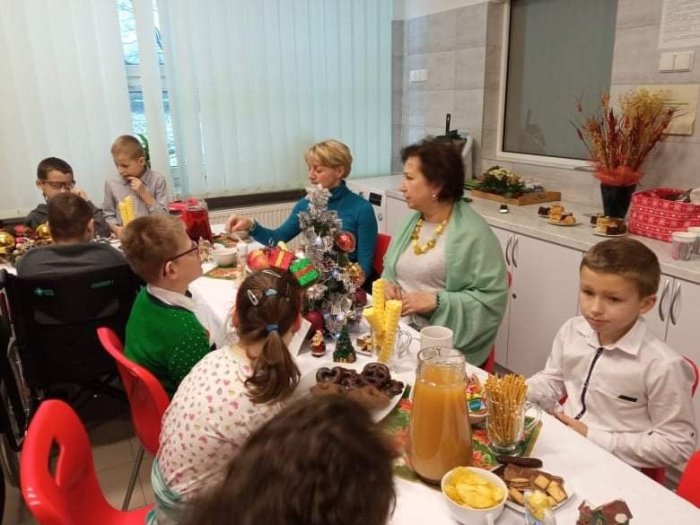 Kolędowanie przy wigilijnym stole. 
