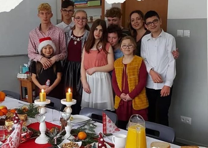 Uczestnicy klasowej wigilii zdjęcie pamiątkowe. 