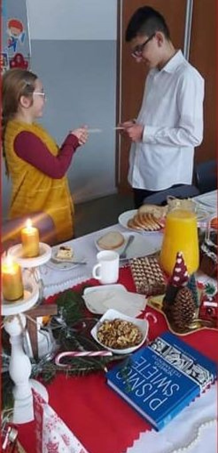 Uczniowie skłądają sobie życzenia. 