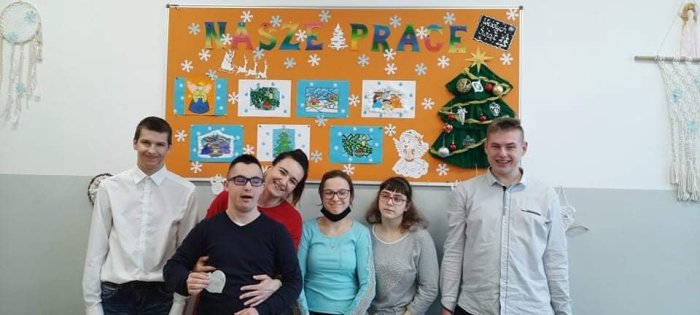Uczniowie klasy 2 Pa w świątecznym nastroju. 