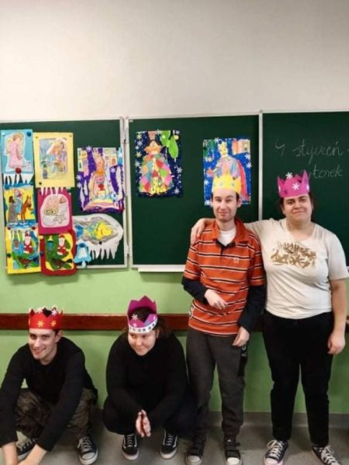 Uczniowie prezentują korony, które wykonali samodzielnie.