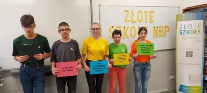 Uczniowie klasy siódmej podczas zajęć w ramach programu Złote Szkoły z Narodowym Bankiem Polskim.