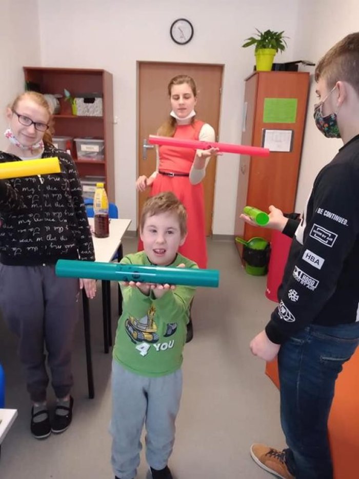Uczniowie biorą udział w zajęciach  muzycznych z wykorzystaniem  bum-bum rurek.