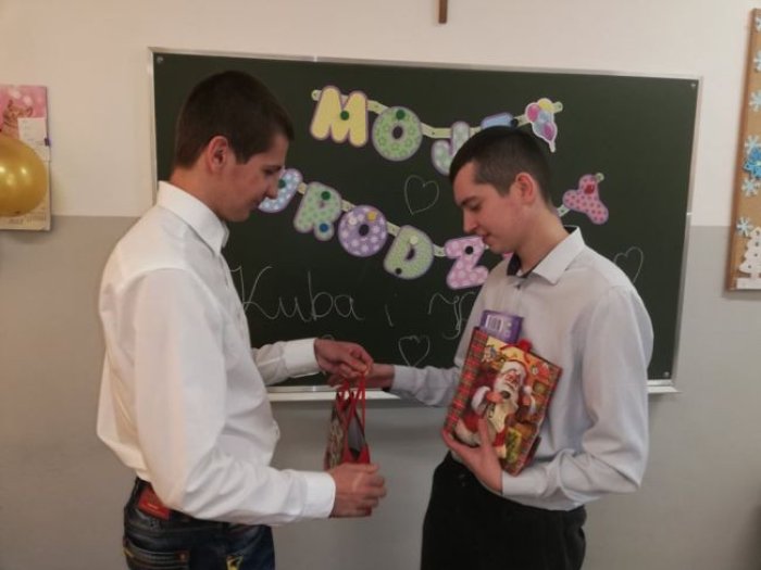Kolega z klasy składa życzenia urodzinowe solenizantowi Kubie.