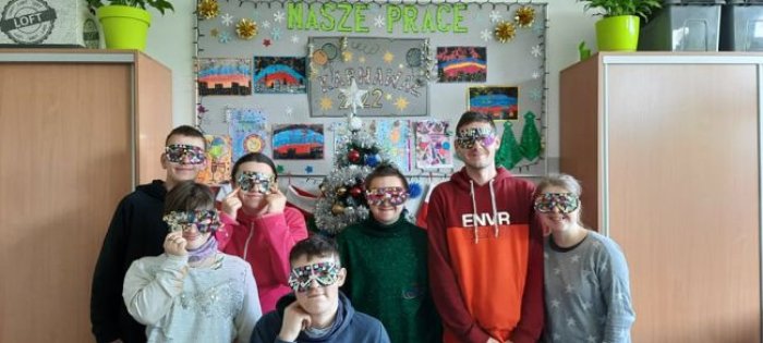 Uczniowie prezentują wykonane przez siebie maski karnawałowe.