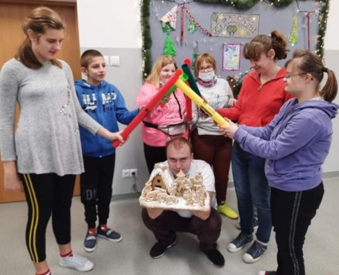 Uczniowie wykonują ciekawe układy muzyczno-ruchowe przy użyciu bum bum rurek.