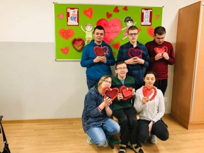 Uczniowie prezentują swoje prace. 