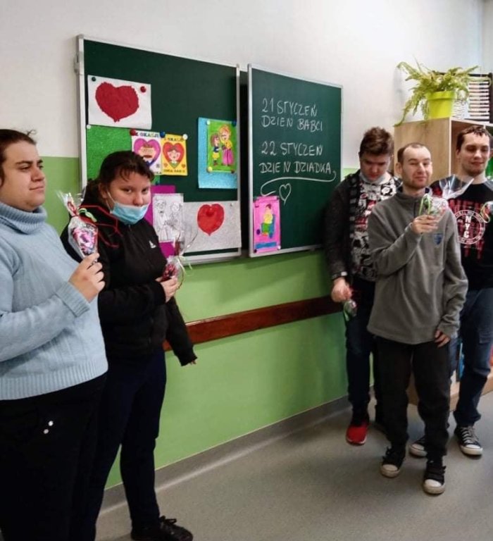 Uczniowie prezentują swoje prace. 