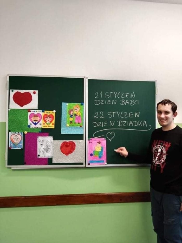 Uczniowie składają życzenia. 