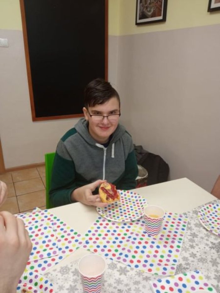 Solenizant Karol degustuje się pizzą.