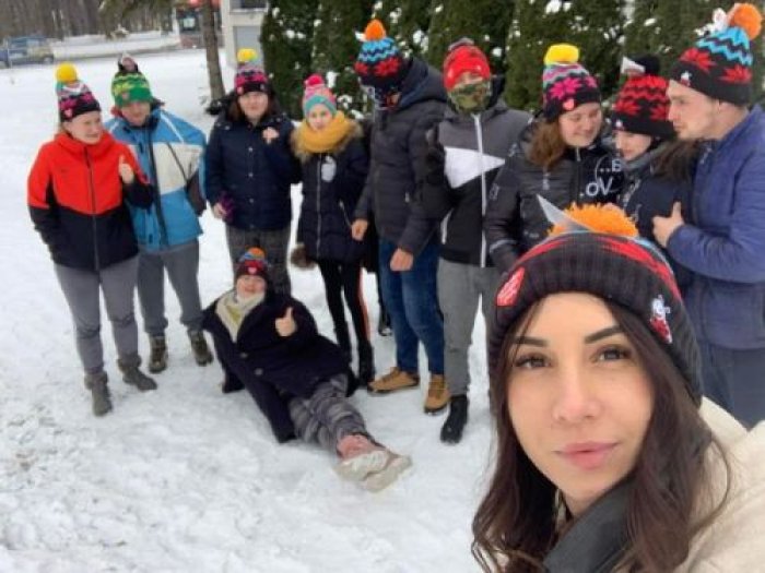 Selfie uczniów w kolorowych czapkach z serduszkiem Wielkiej Orkiestry Świątecznej Pomocy.