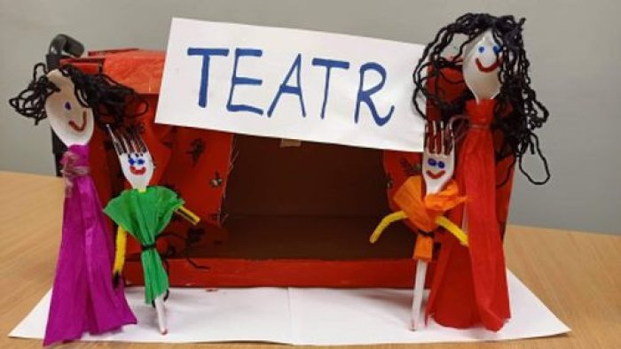 Scena teatru i kukiełki wykonane z drewnianych łyżek przez uczniów klas młodszych.
