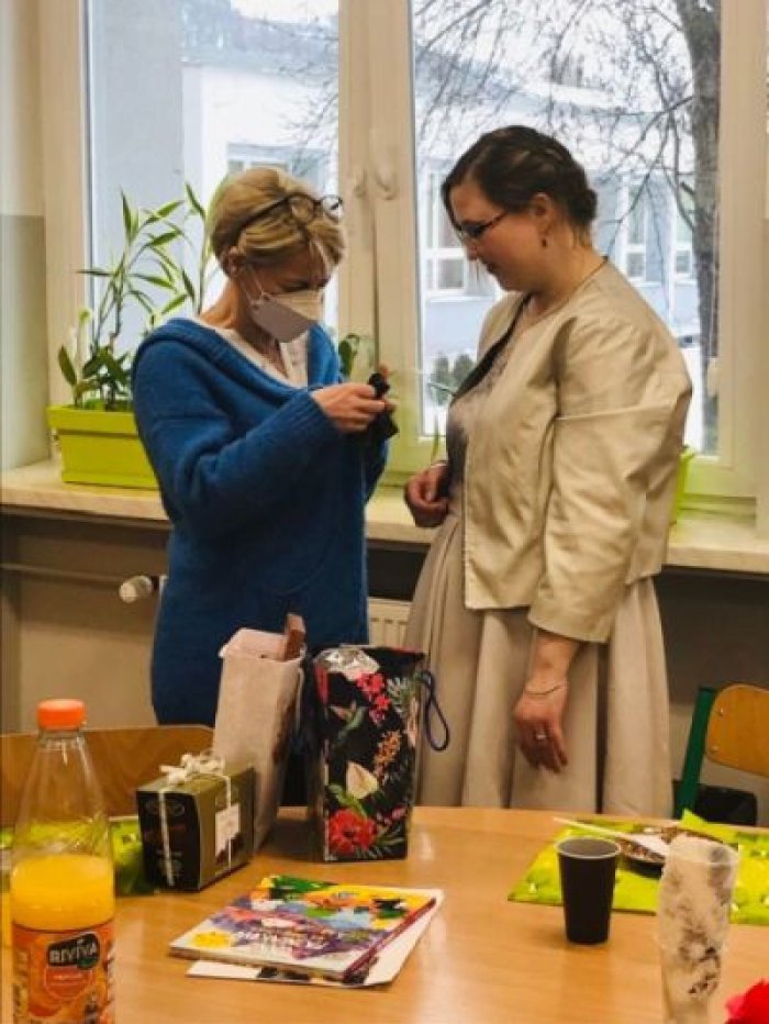 Pani dyrektor Ośrodka składa  uczennicy życzenia urodzinowe.