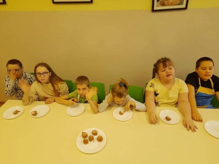 Uczniowie degustują swoje wypieki.