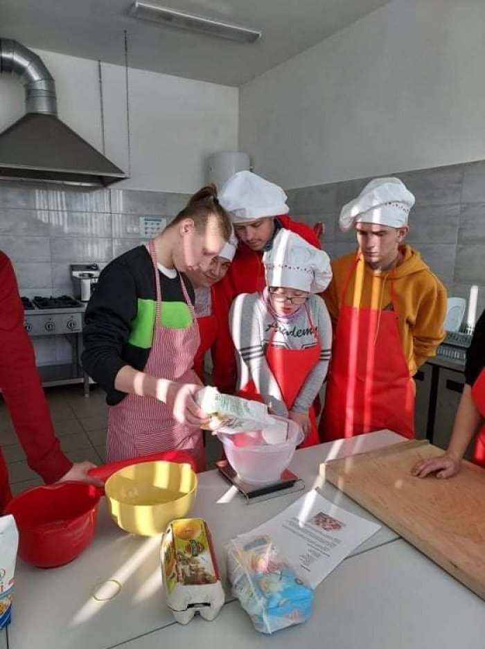 Uczniowie wykonują ciasto.