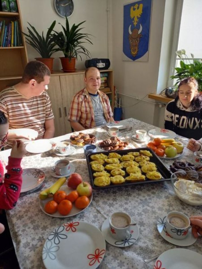 Solenizant Hubert świętuje urodziny wśród kolegów i koleżanek z klasy.