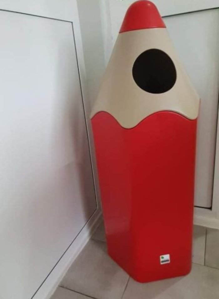 Kosz na śmiecie na korytarzu szkolnym.