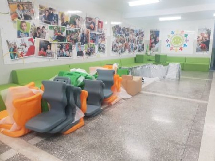 Kolorowe krzesełka zakupione do sal lekcyjnych.