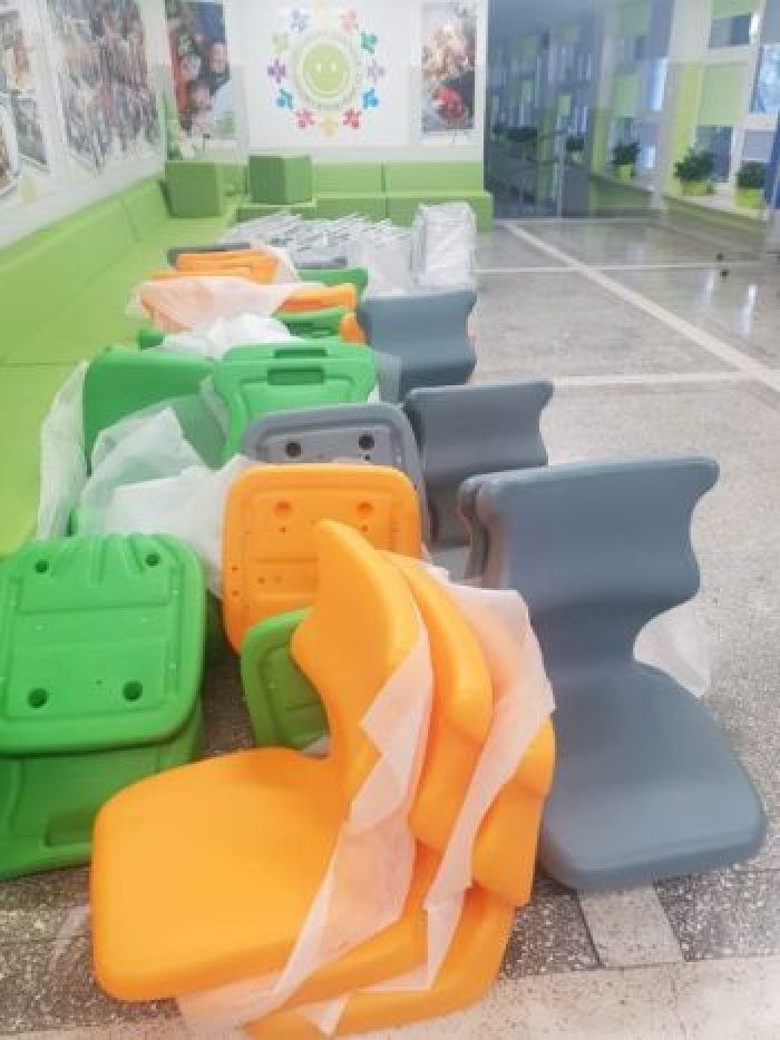 Kolorowe krzesełka zakupiło Stowarzyszenie Chce się żyć.