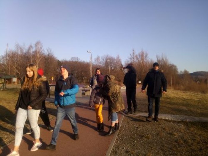 Uczniowie spacerują ścieżką dydaktyczno-ekologiczną wzdłuż rzeki Koszarawy.