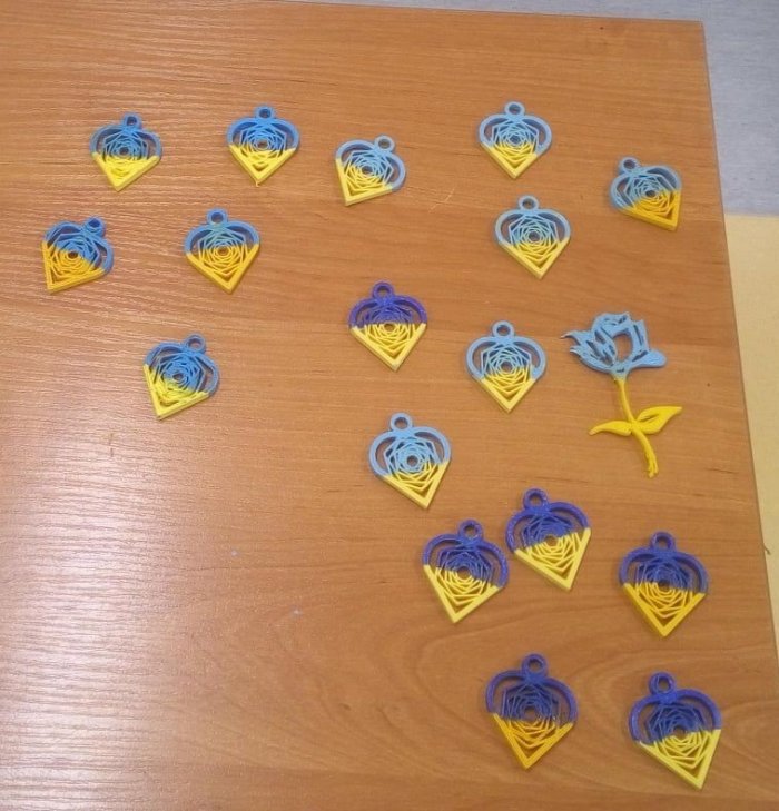 Wykonane drukarką 3D breloczki. 