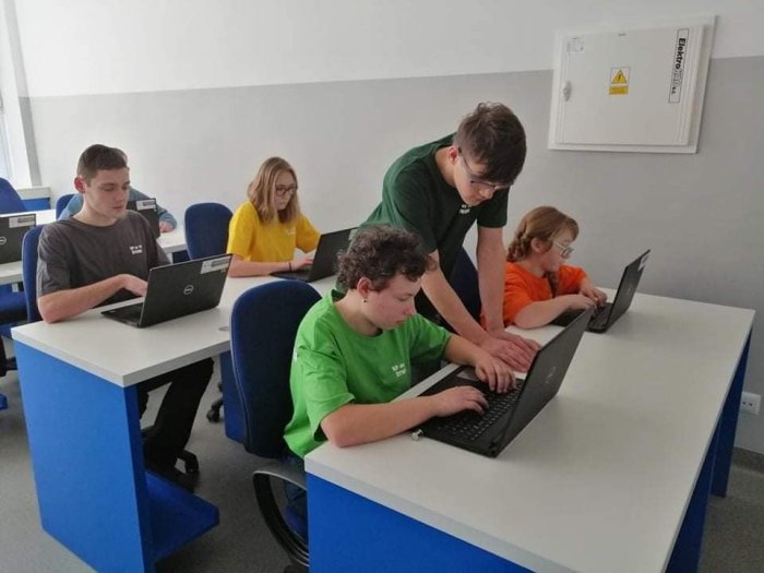 Uczniowie wykonują zadania. 