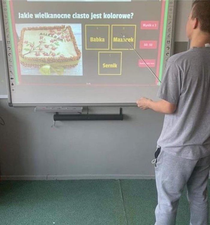 Uczeń wskazuje jakie wielkanocne ciasto jest kolorowe.