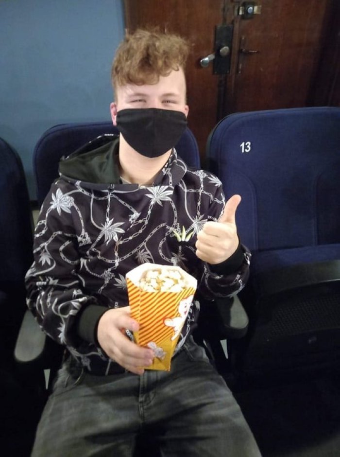 Uczeń tuż przed seansem. 