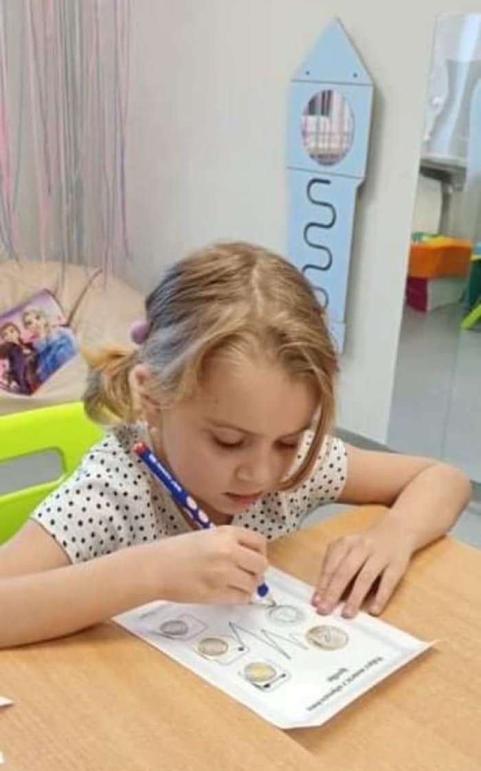 Uczennica wykonuje zadanie. 
