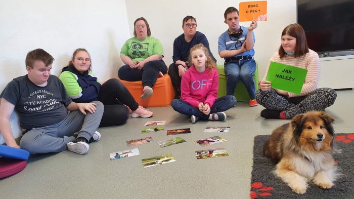 Uczniowie rozmawiają o potrzebach psa. 