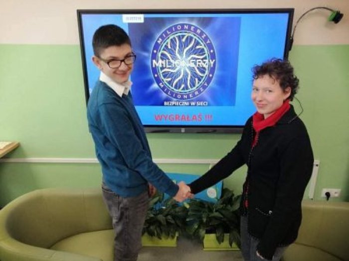 Uczniowie uczestniczą w teleturnieju 