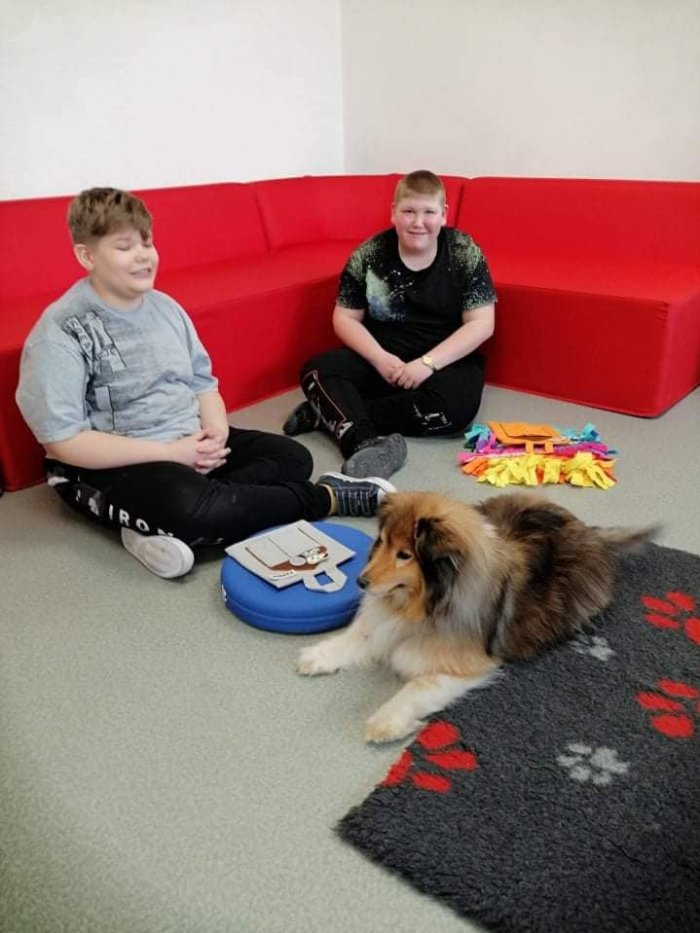 Uczniowie na zajęciach  z dogoterapii.