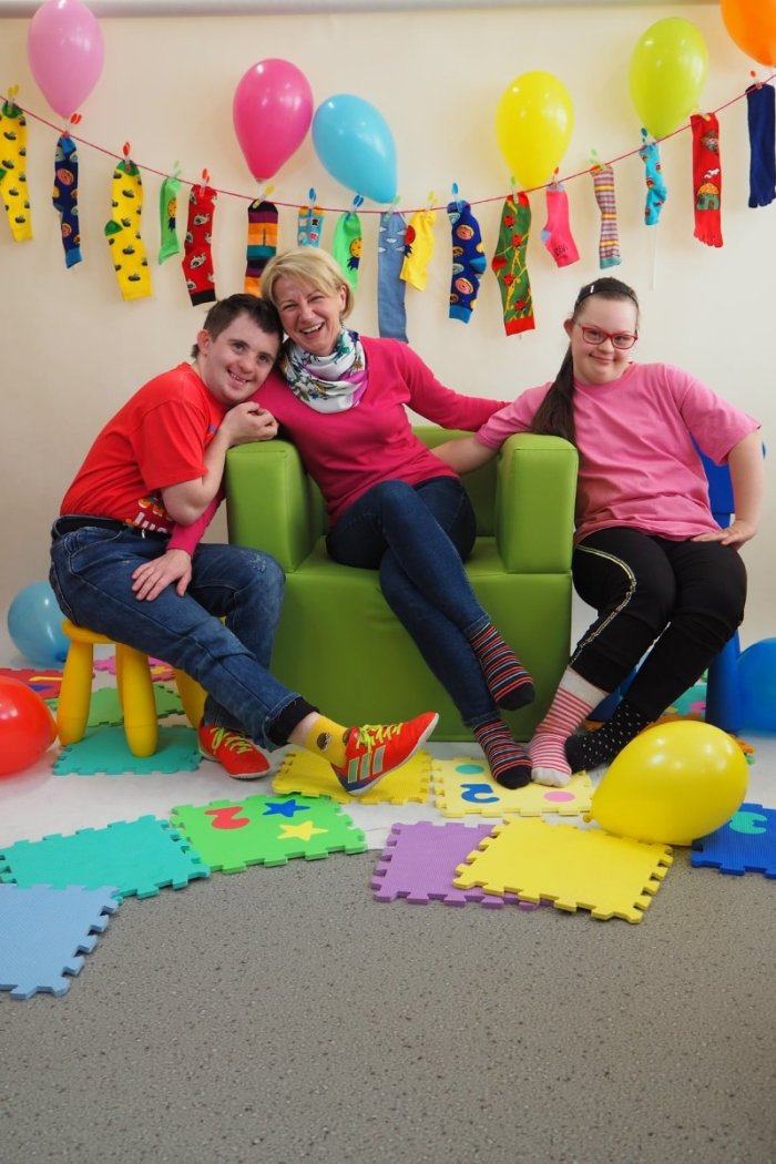 Sesja zdjęciowa Pani Dyrektor i naszych uczniów  . 