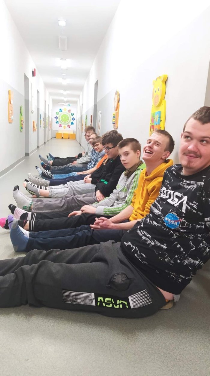 Uczniowie prezentują swoje kolorowe skarpetki. 
