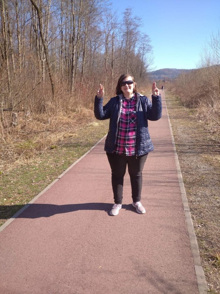 Uczennica na spacerze. 