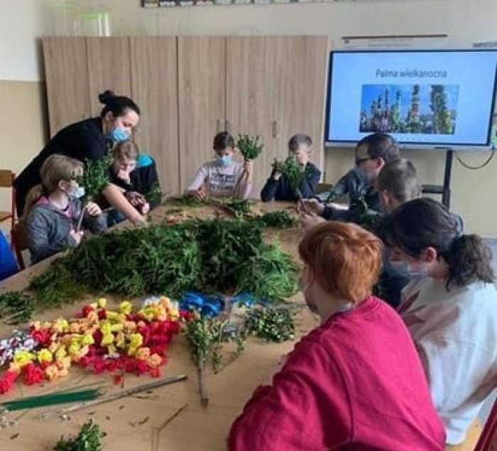 Uczniowie wykonują palmy wielkanocne.