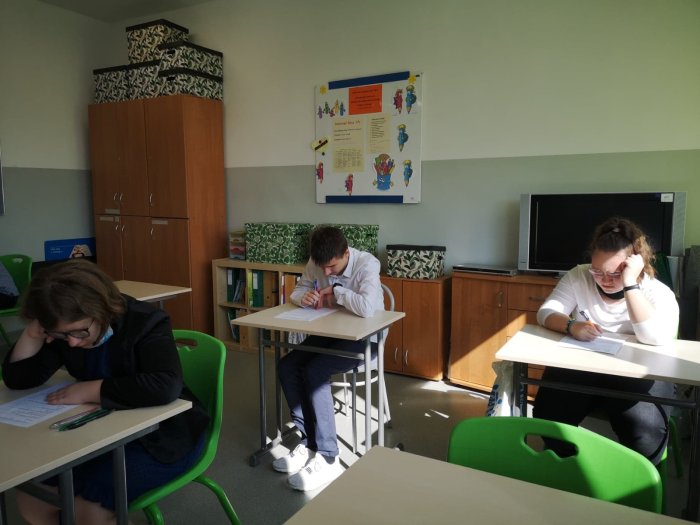 Uczniowie w trakcie rozwiązywania zadań. 
