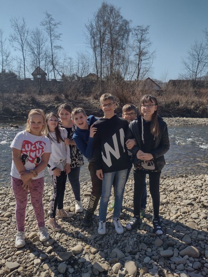 Uczniowie nad brzegiem rzeki. 