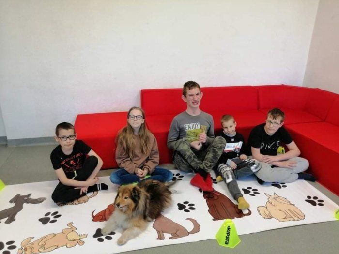 Uczniowie wykonują zadania. 